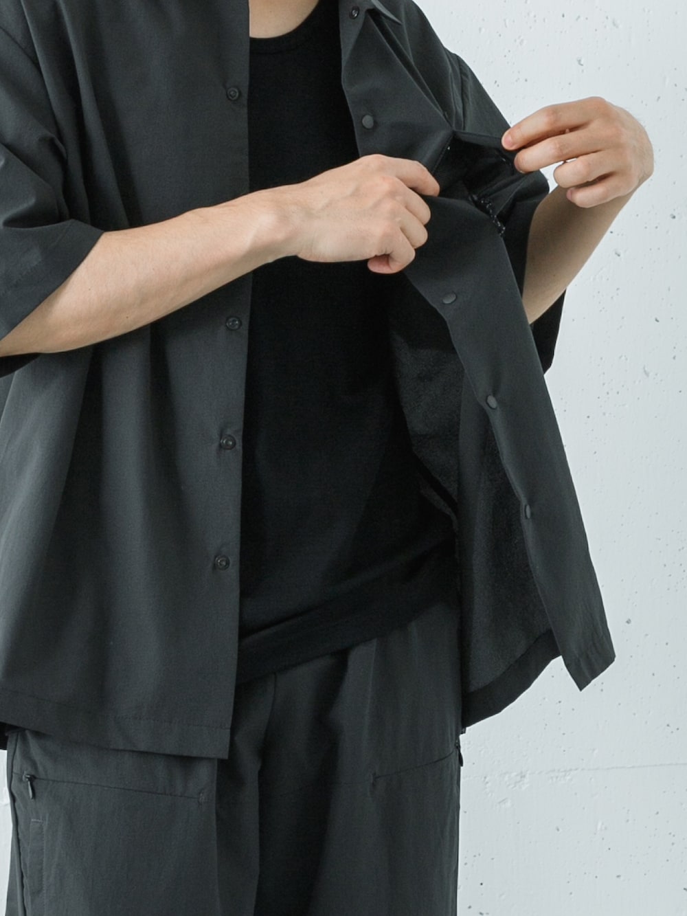 グレー系のシャツ/ブラウス、グレー系のその他パンツを着用したメンズの春コーディネートの3枚目の写真