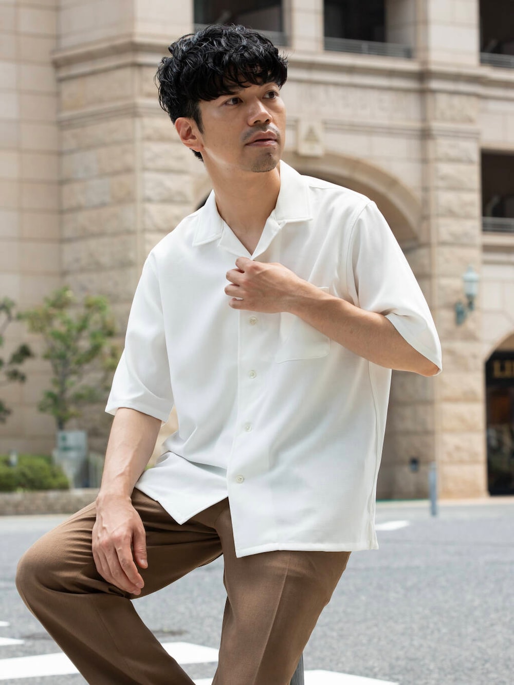 ホワイト系のシャツ/ブラウス、ブラウン系のその他パンツを着用したメンズの夏コーディネートの2枚目の写真