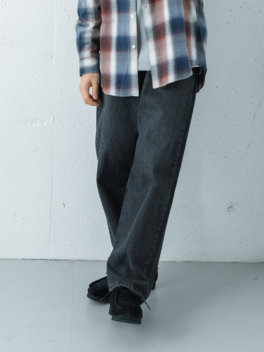 その他のシャツ/ブラウス、ブラック系のデニムパンツ、グレー系のTシャツ/カットソーを着用したメンズの秋コーディネートの3枚目の写真
