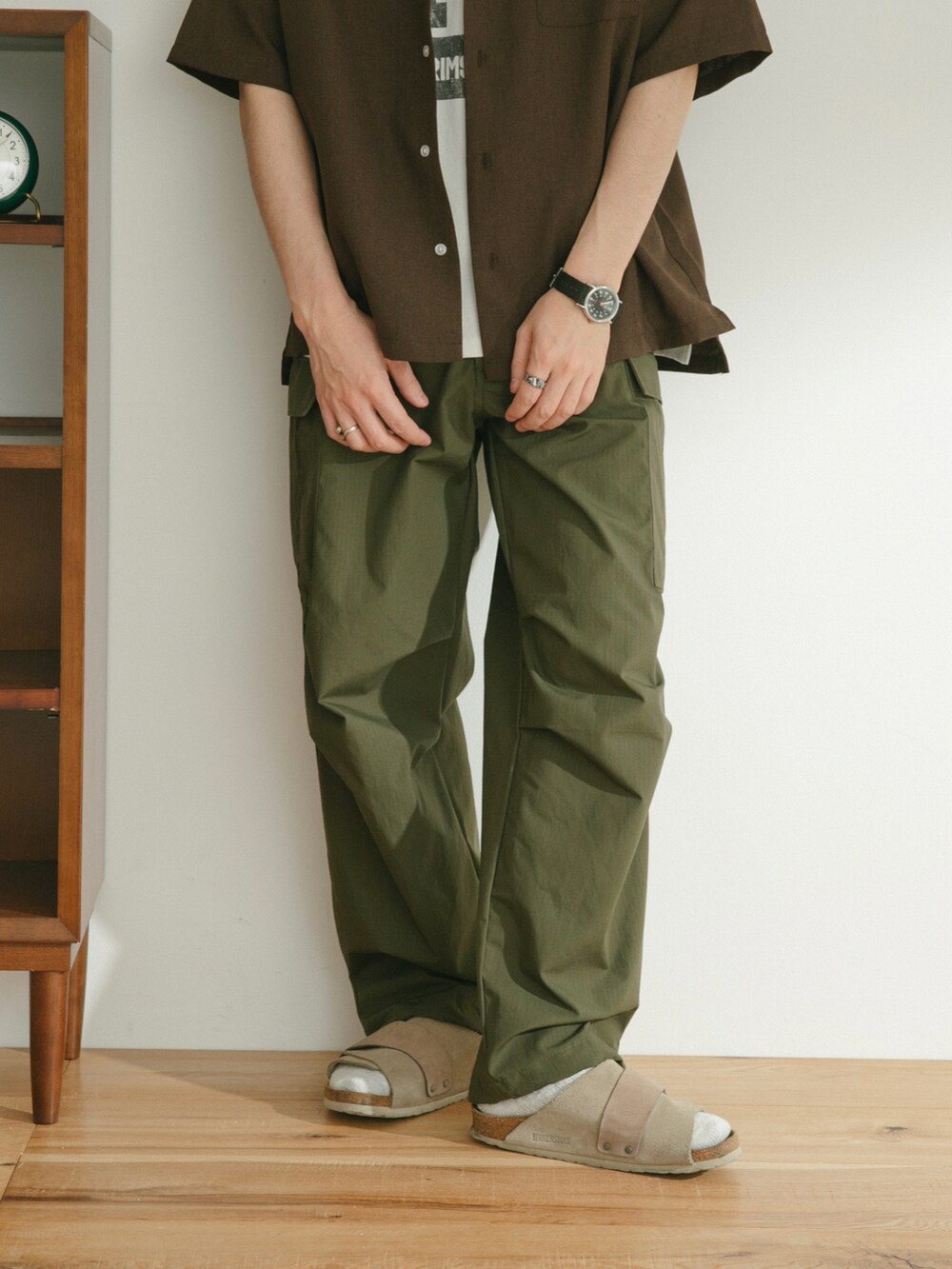 ブラウン系のシャツ/ブラウス、グリーン系のカーゴパンツ、ホワイト系のその他を着用したメンズの春コーディネートの5枚目の写真