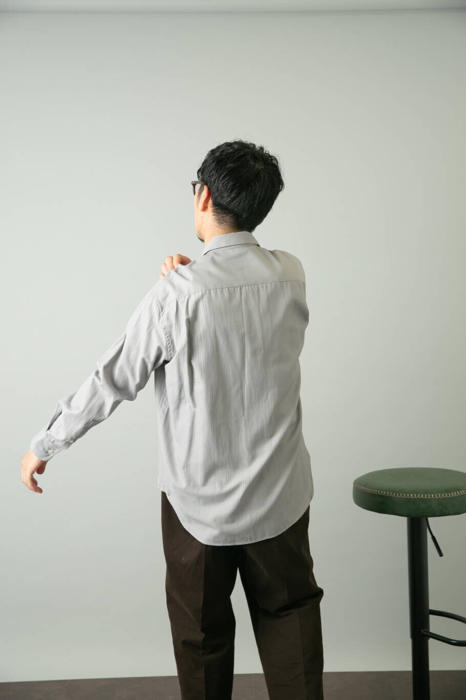 グレー系のシャツ/ブラウス、ブラウン系のその他パンツを着用したメンズの夏コーディネートの7枚目の写真
