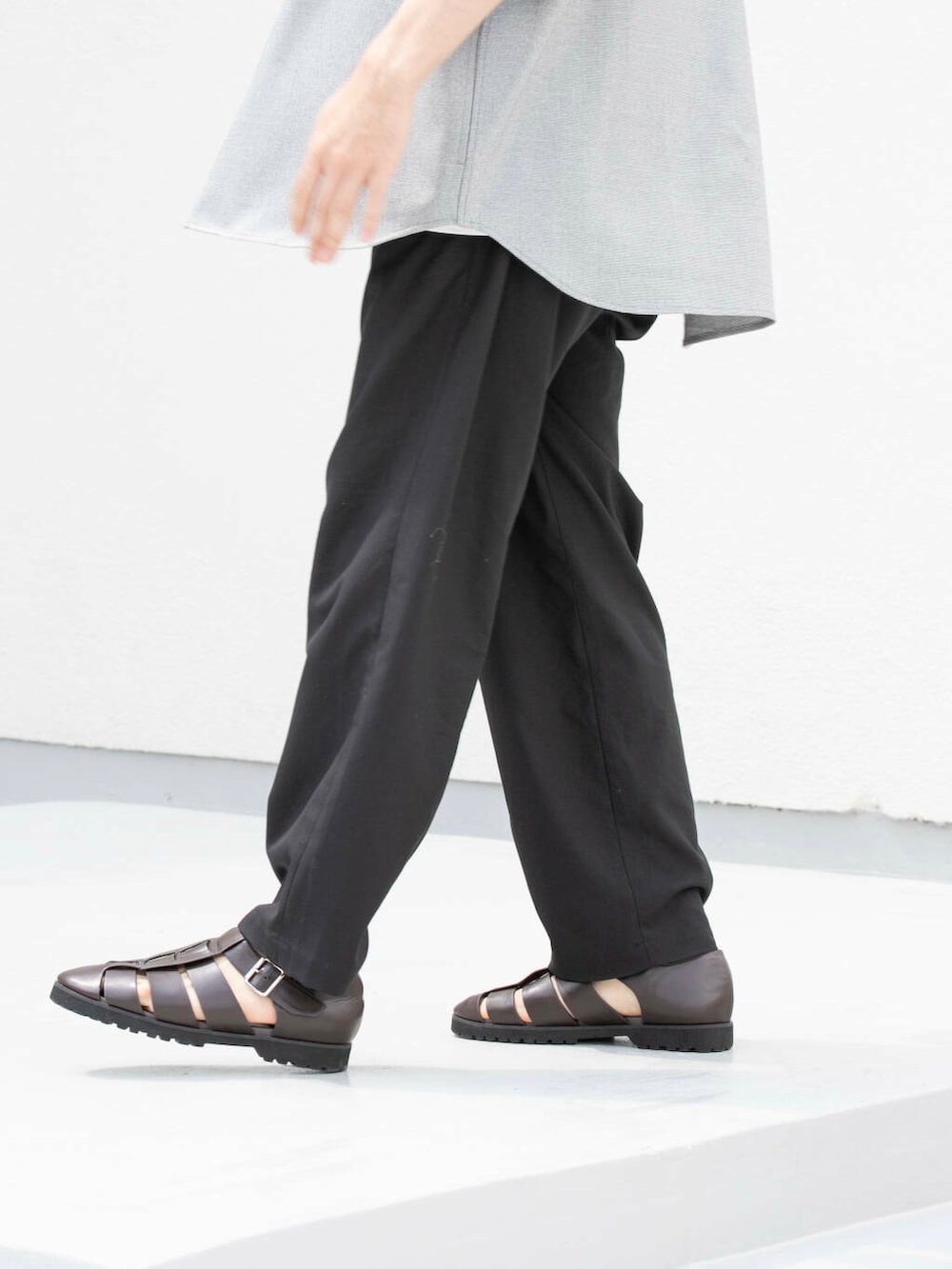 グレー系のシャツ/ブラウス、ブラック系のその他パンツを着用したメンズの春コーディネートの5枚目の写真