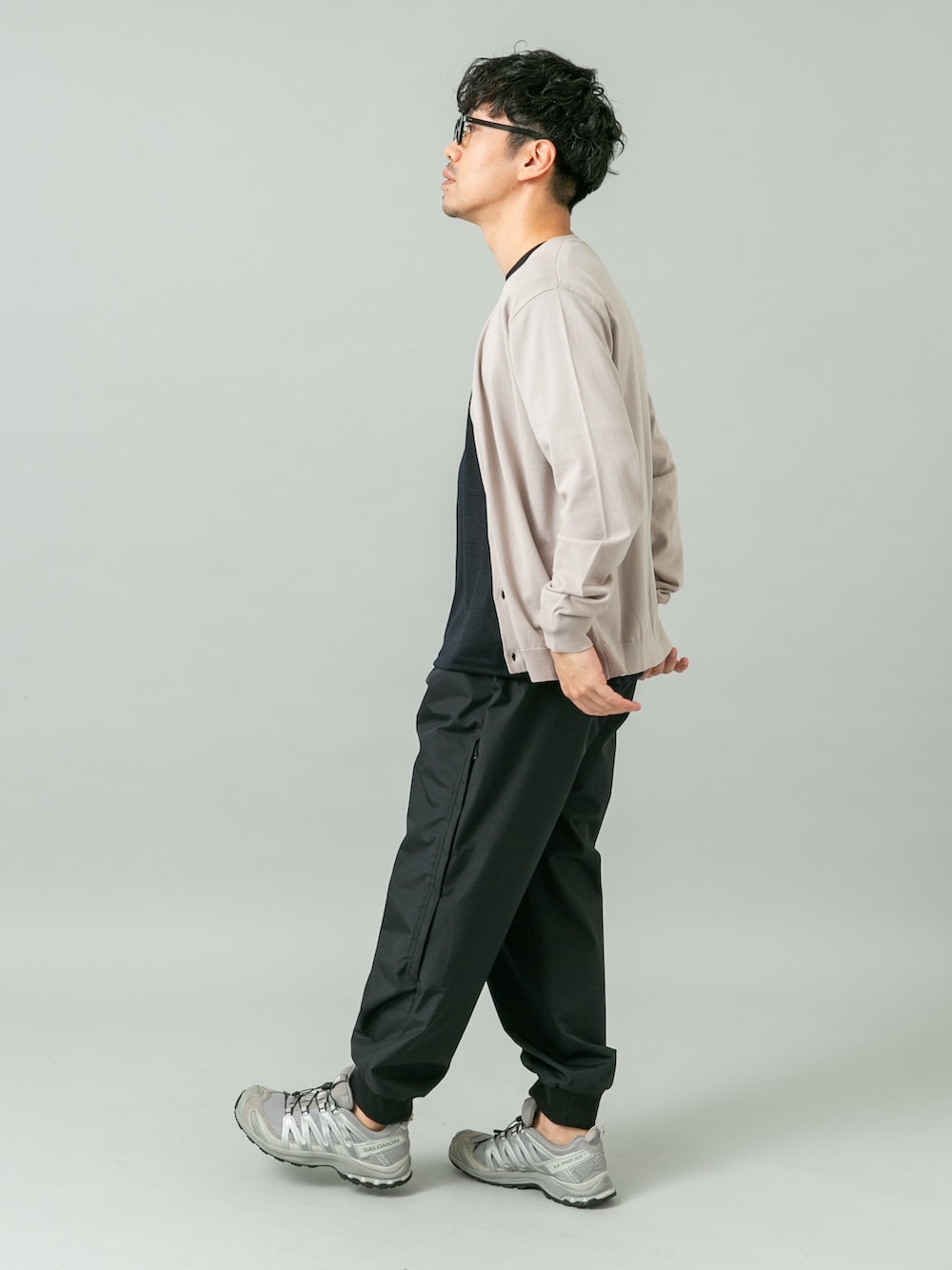 ブラック系のその他パンツ、ブラック系のTシャツ/カットソー、グレー系のカーディガン/ボレロを着用したメンズの冬コーディネートの4枚目の写真