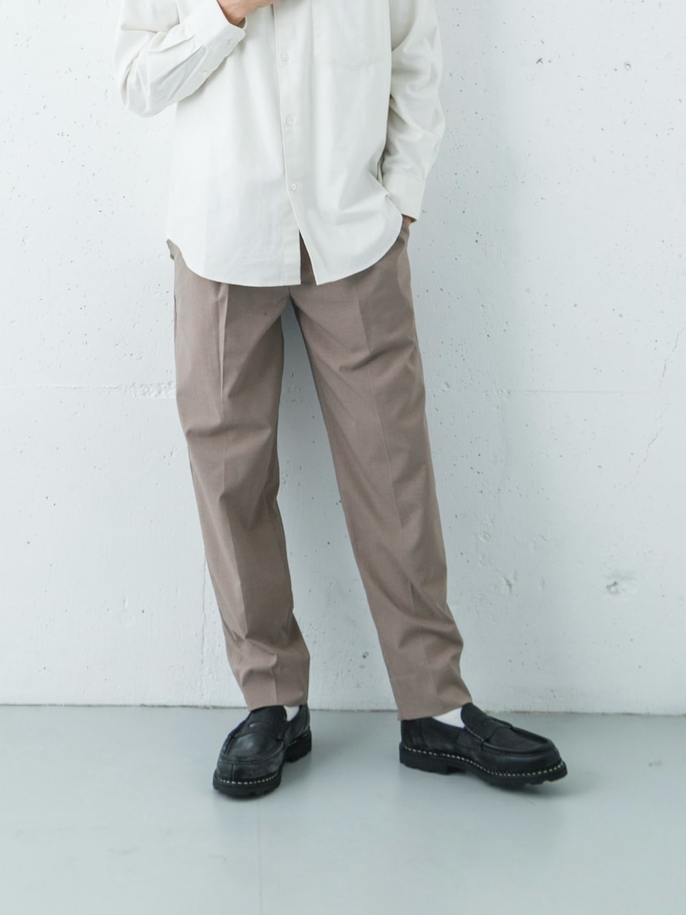 ホワイト系のシャツ/ブラウス、ブラウン系のその他パンツを着用したメンズの秋コーディネートの3枚目の写真