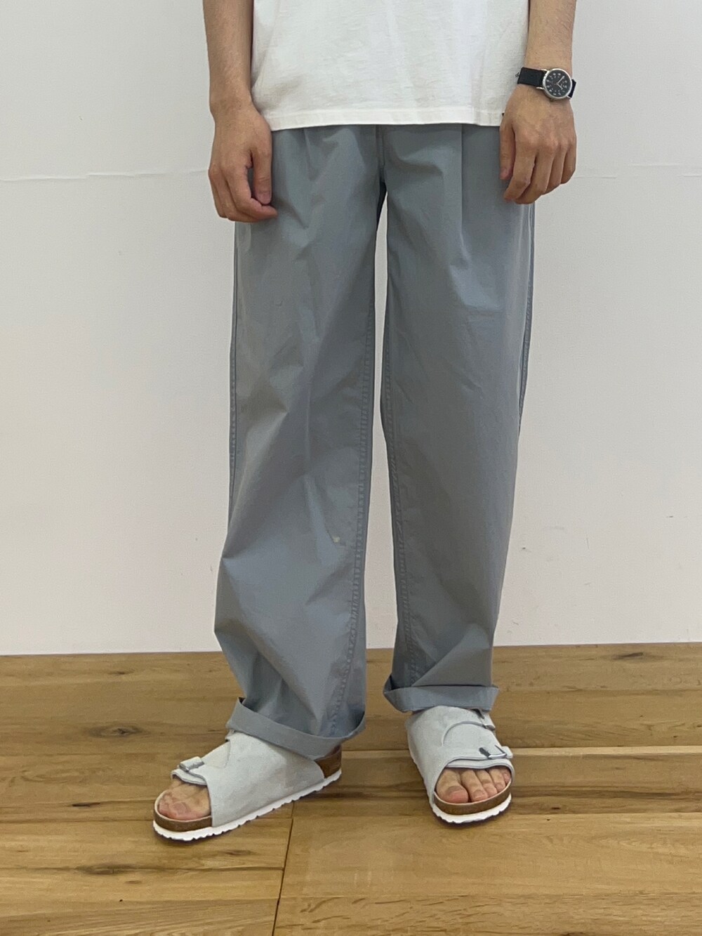 ホワイト系のTシャツ/カットソー、ブルー系のその他パンツ、ホワイト系のその他を着用したメンズの春コーディネートの4枚目の写真