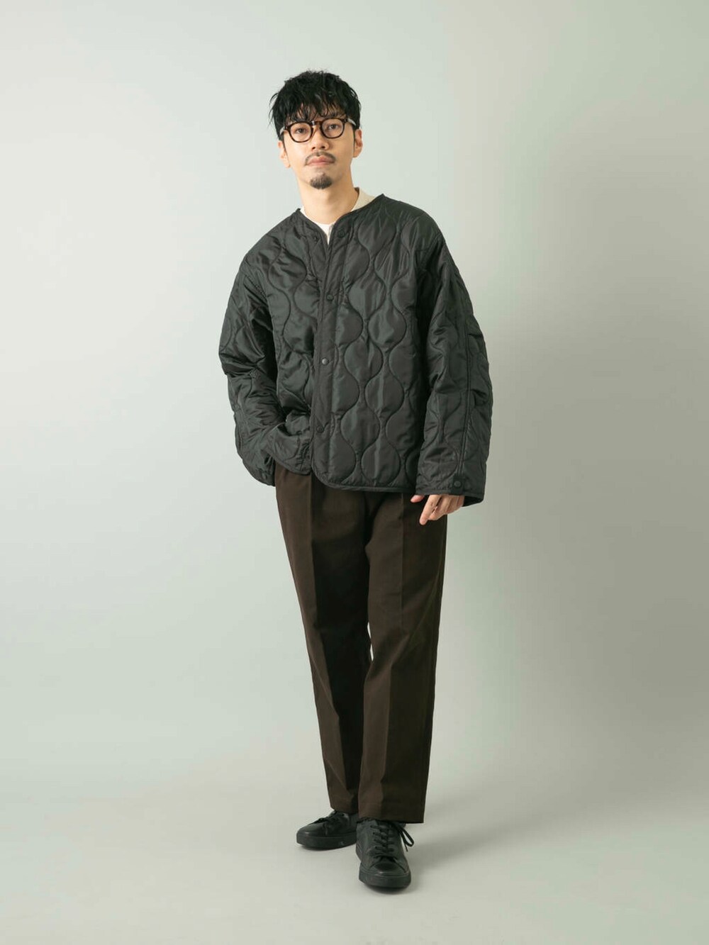 ブラウン系のその他パンツ、ブラック系のモッズコートを着用したメンズの秋コーディネートの4枚目の写真