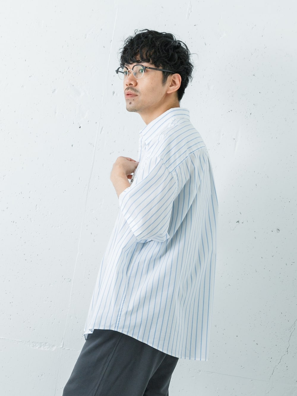 ブラック系のサンダル、グレー系のスウェットパンツ、ホワイト系のシャツ/ブラウスを着用したメンズの夏コーディネートの5枚目の写真