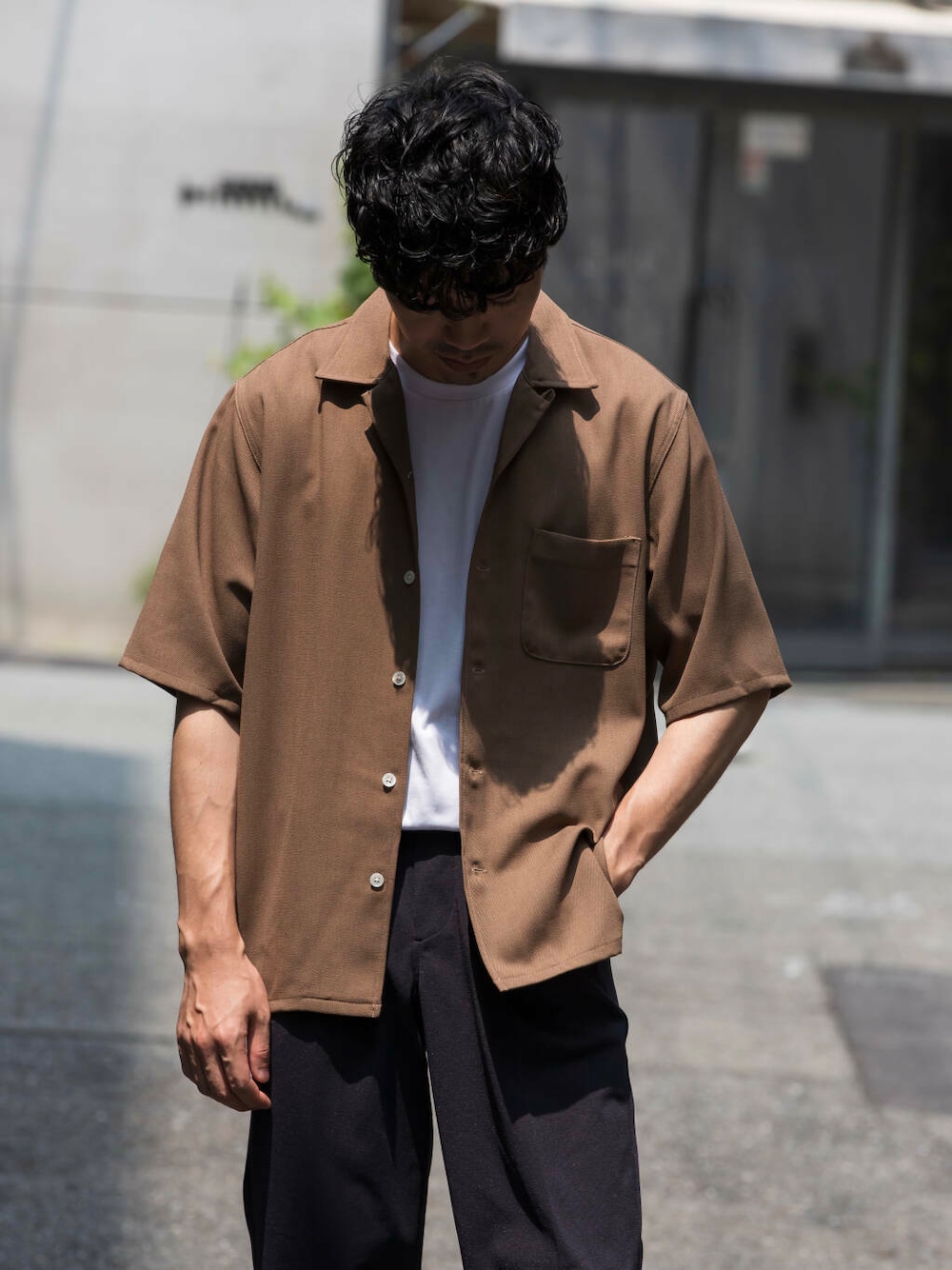 ブラウン系のシャツ/ブラウス、ブルー系のその他パンツ、ホワイト系のTシャツ/カットソーを着用したメンズの夏コーディネートの6枚目の写真