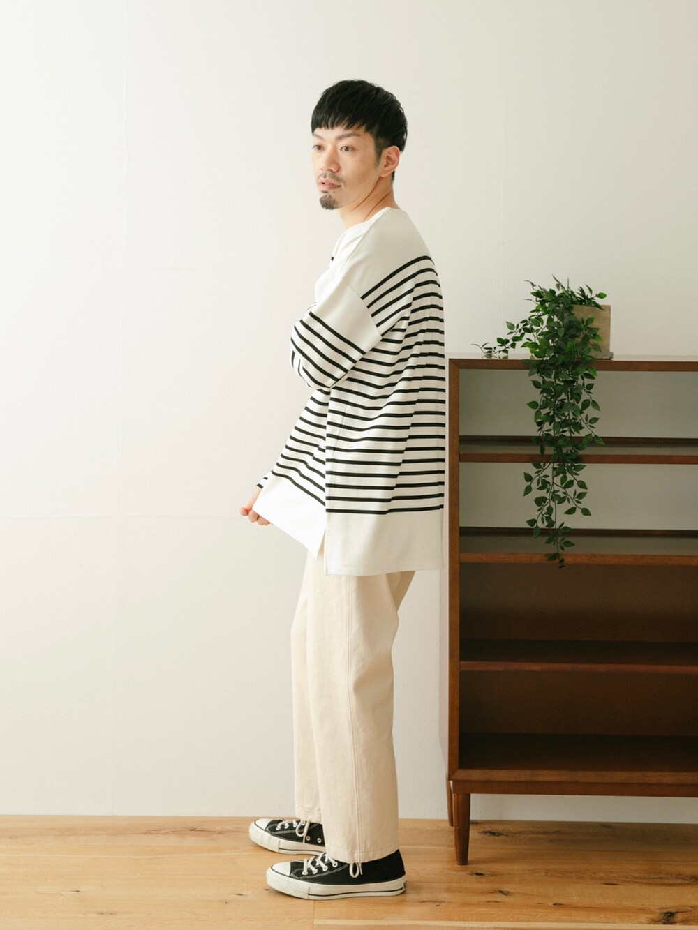 ホワイト系のデニムパンツ、ホワイト系のTシャツ/カットソー、ホワイト系のその他を着用したメンズの春コーディネートの4枚目の写真