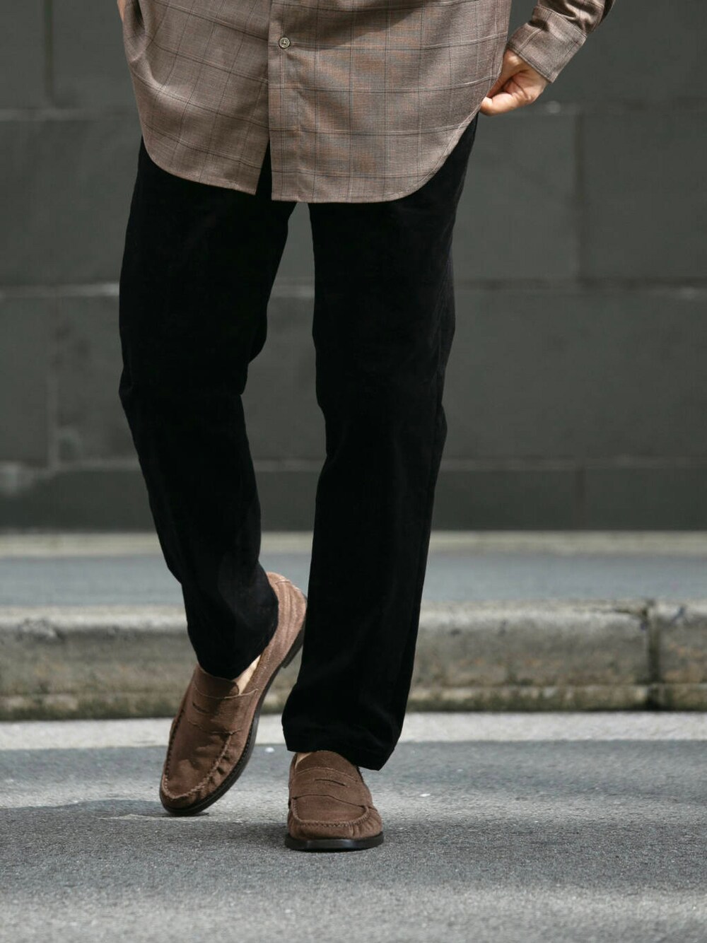 ブラウン系のシャツ/ブラウス、ブラック系のその他パンツ、ブルー系のニット/セーターを着用したメンズの秋コーディネートの4枚目の写真