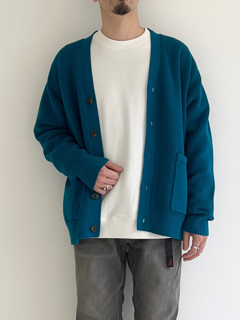 ブルー系のカーディガン/ボレロ、ブルー系のその他パンツ、ホワイト系のTシャツ/カットソーを着用したメンズの春コーディネートの3枚目の写真