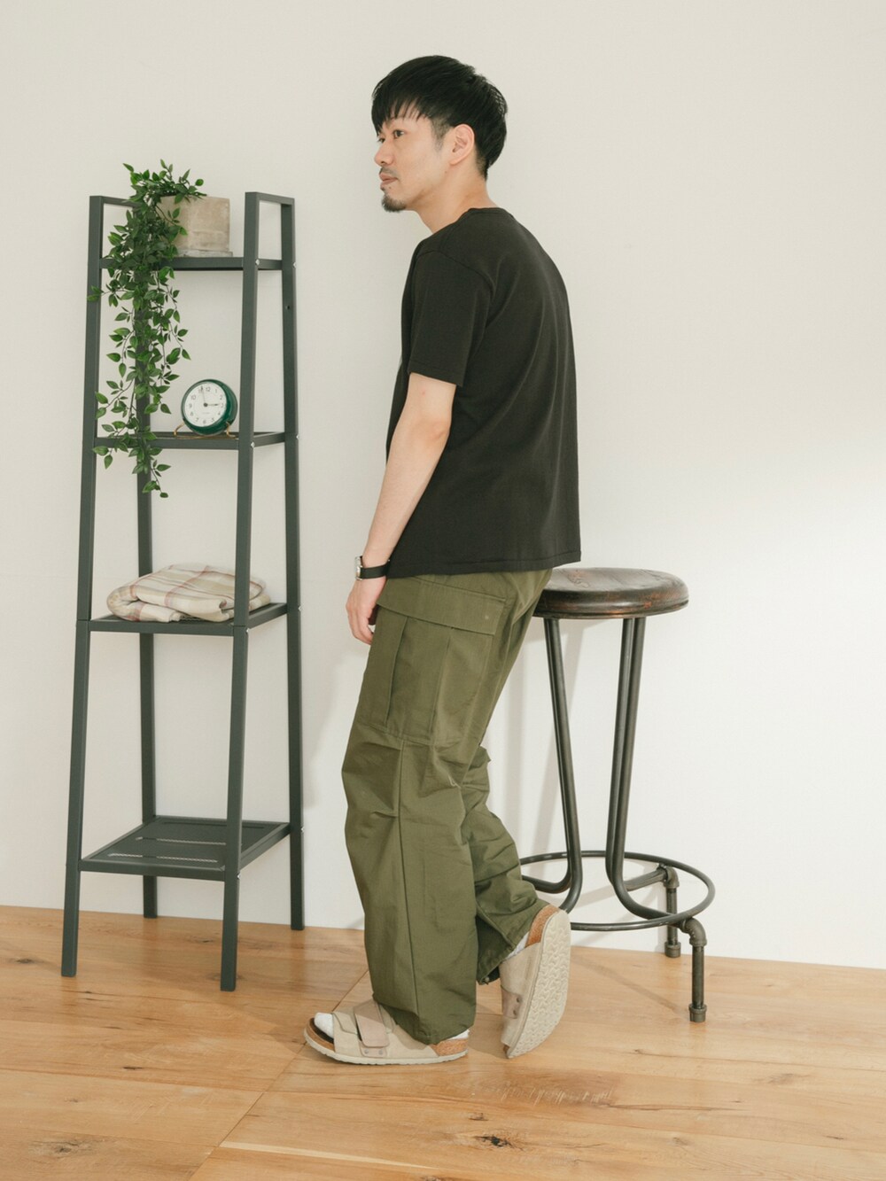 ブラック系のTシャツ/カットソー、グリーン系のカーゴパンツ、ホワイト系のその他を着用したメンズの春コーディネートの2枚目の写真