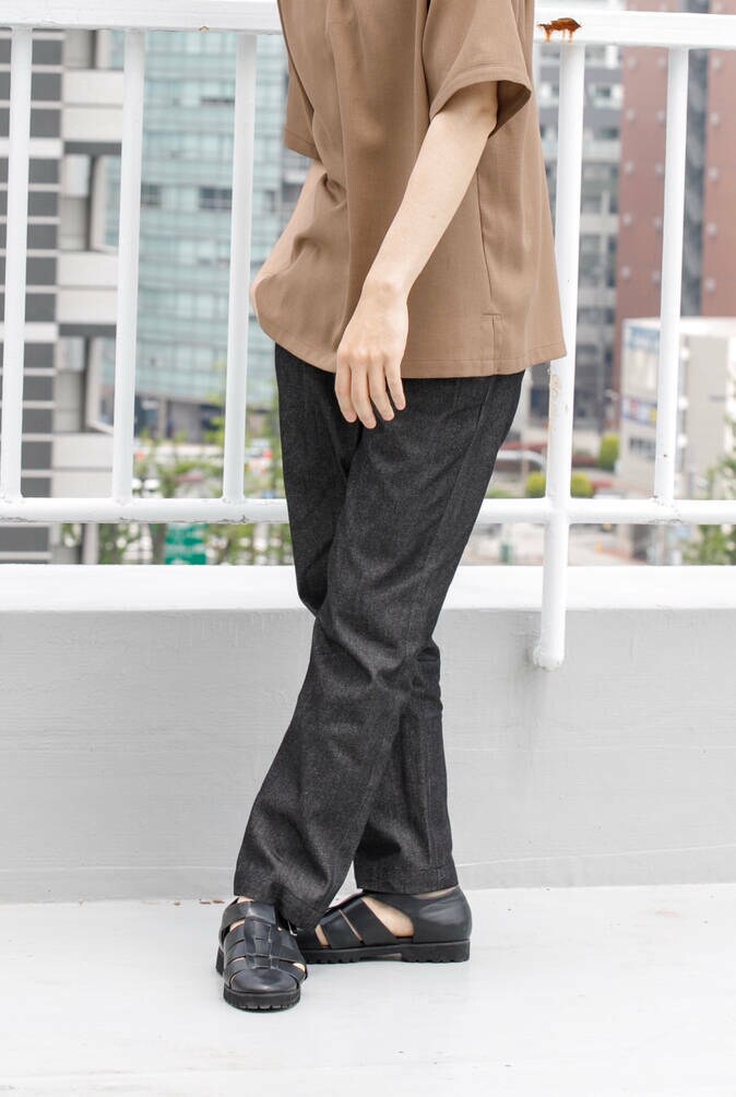 ブラウン系のシャツ/ブラウス、ブラック系のデニムパンツを着用したメンズの春コーディネートの4枚目の写真