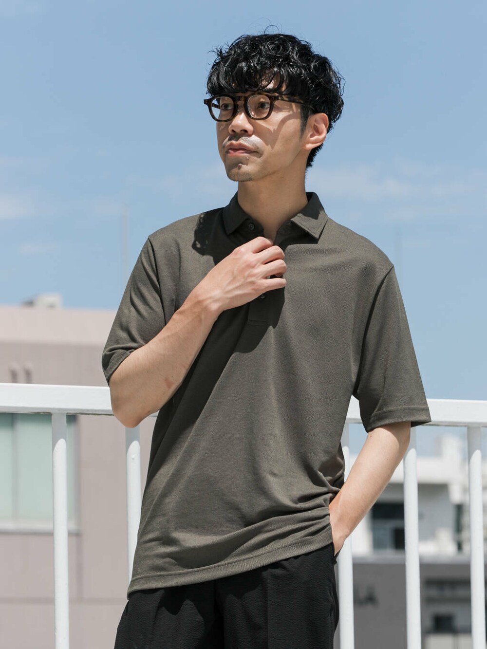 ブラック系のその他パンツ、グリーン系のポロシャツを着用したメンズの夏コーディネートの4枚目の写真