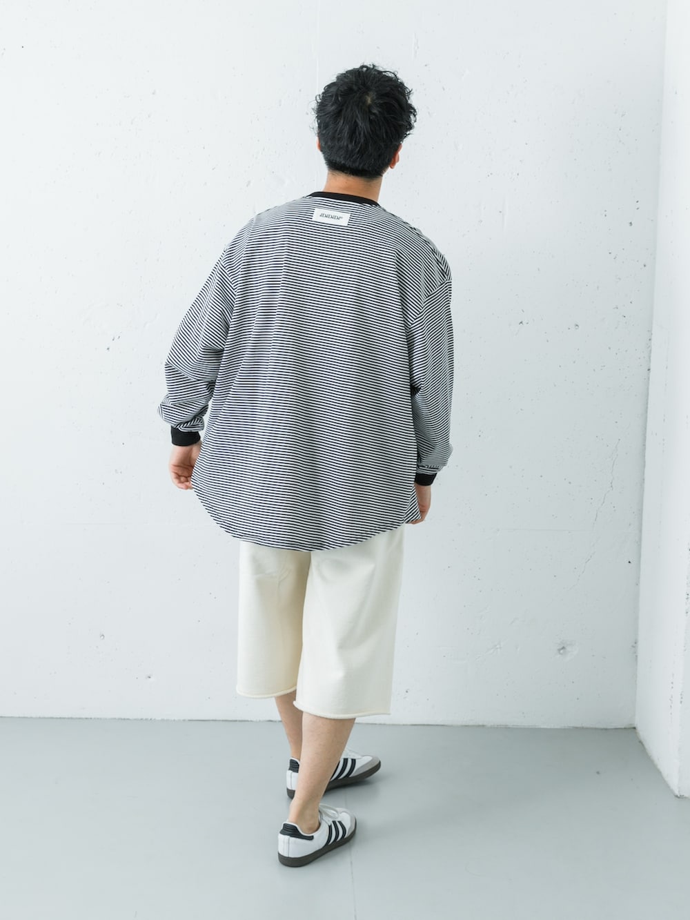 ブラック系のトップス、ホワイト系のその他パンツを着用したメンズの夏コーディネートの5枚目の写真