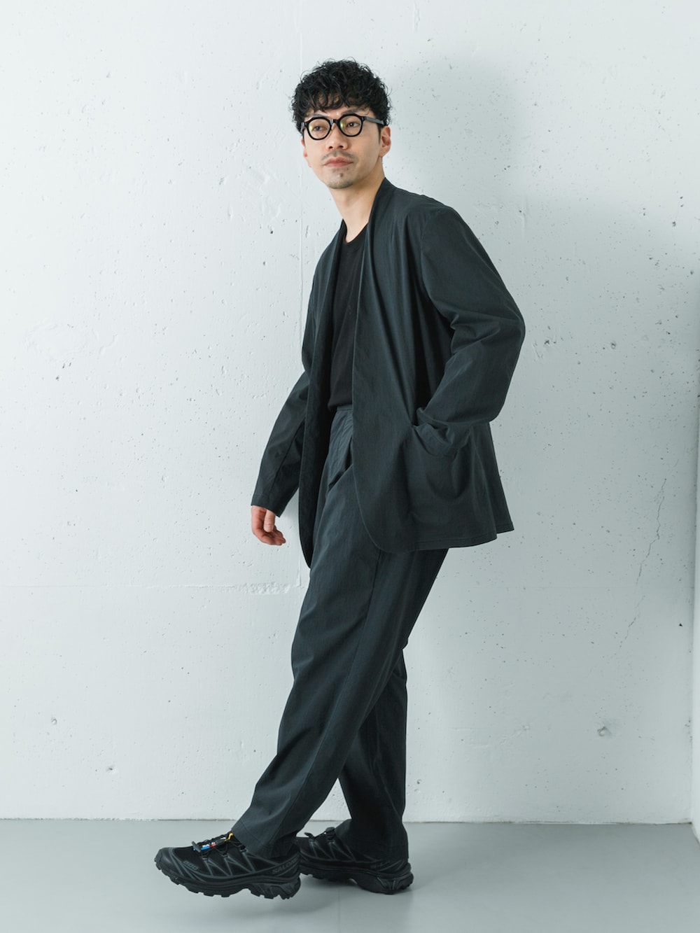 ブラック系のその他アウター、ブラック系のスニーカー、ブラック系のその他パンツを着用したメンズの冬コーディネートの4枚目の写真