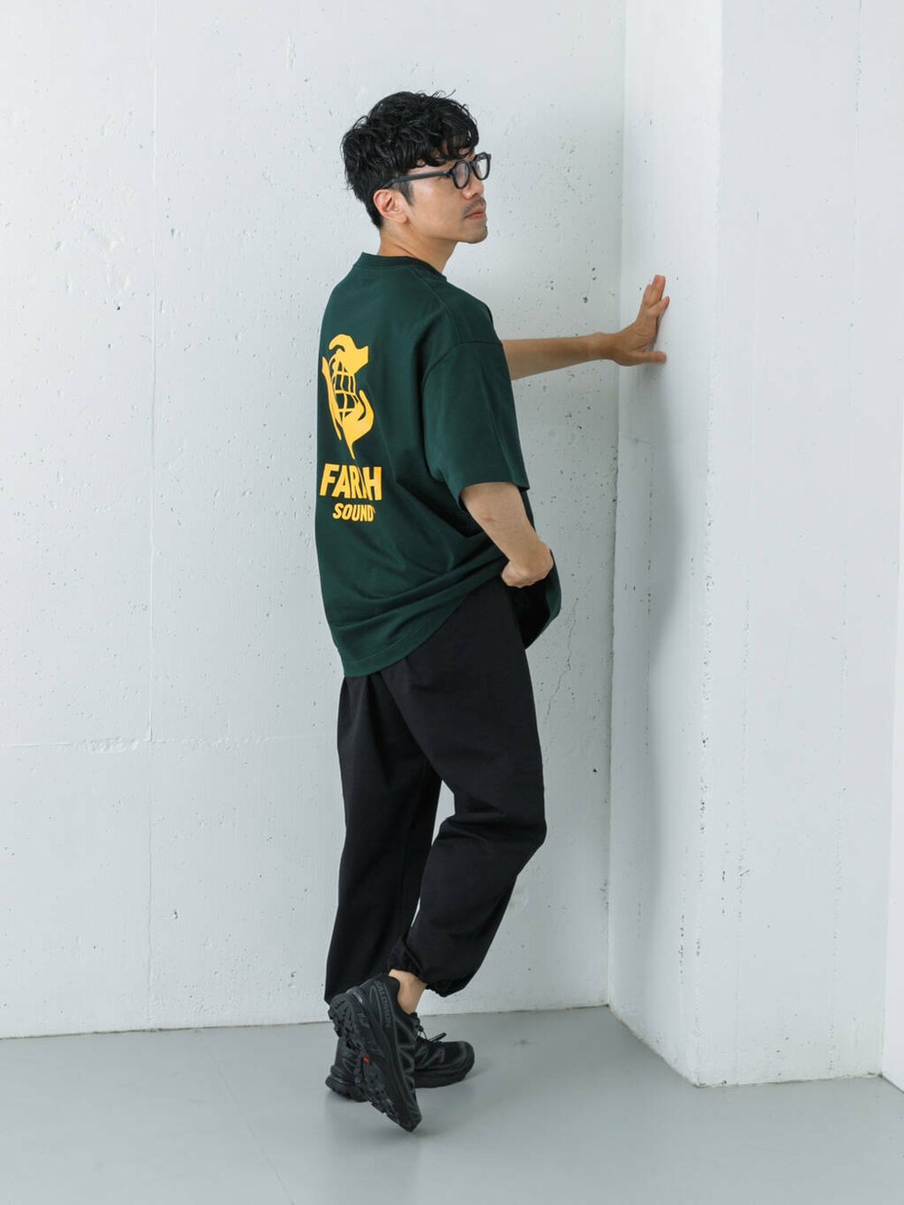 ブラック系のスニーカー、ブルー系のその他パンツ、グリーン系のTシャツ/カットソーを着用したメンズの夏コーディネートの6枚目の写真