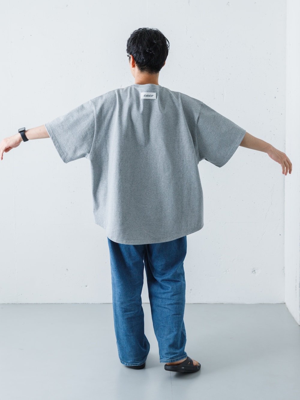 グレー系のTシャツ/カットソー、ブラック系のサンダルを着用したメンズの夏コーディネートの3枚目の写真