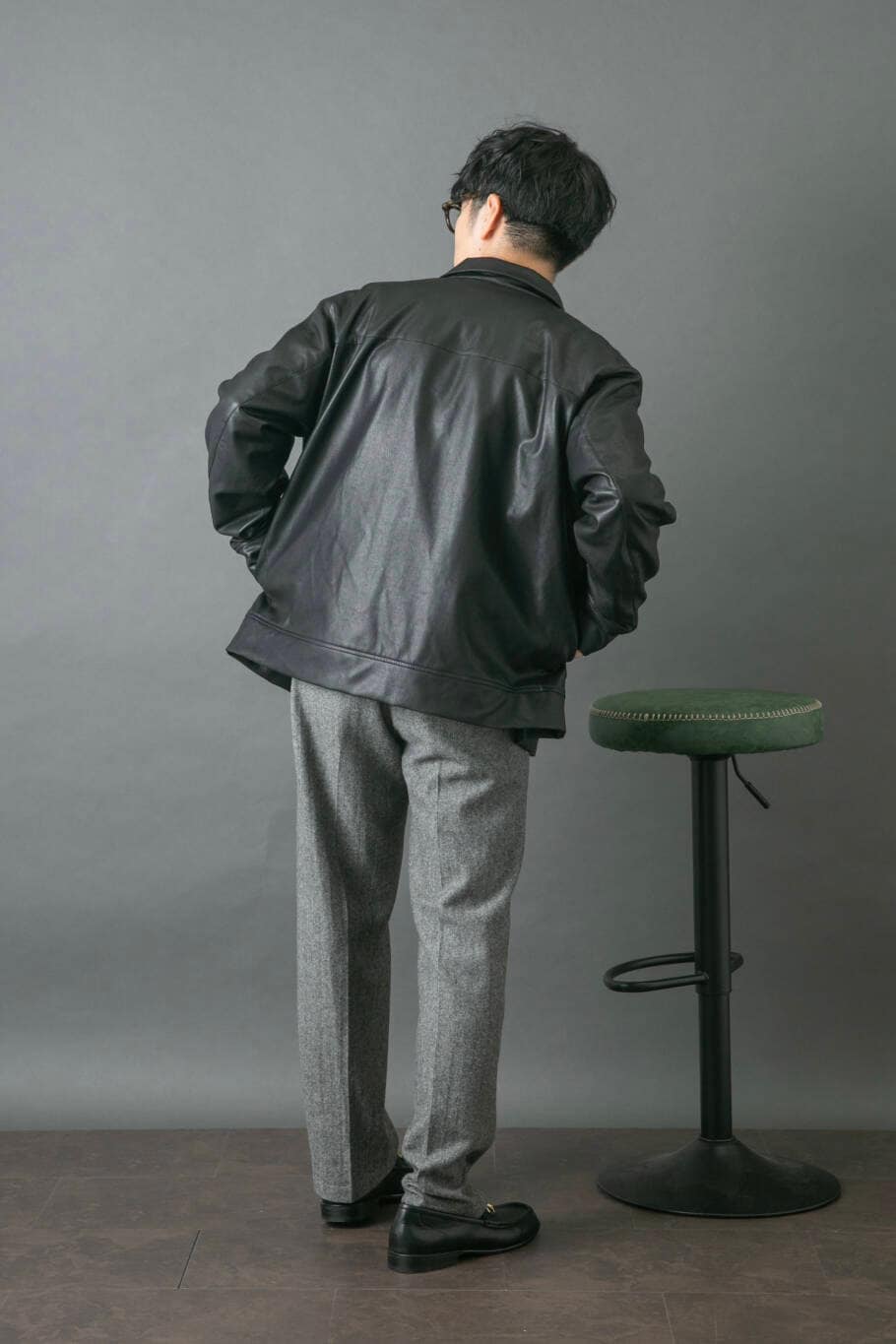 ホワイト系のシャツ/ブラウス、ブルー系のカーディガン/ボレロ、グレー系のその他パンツを着用したメンズの秋コーディネートの7枚目の写真