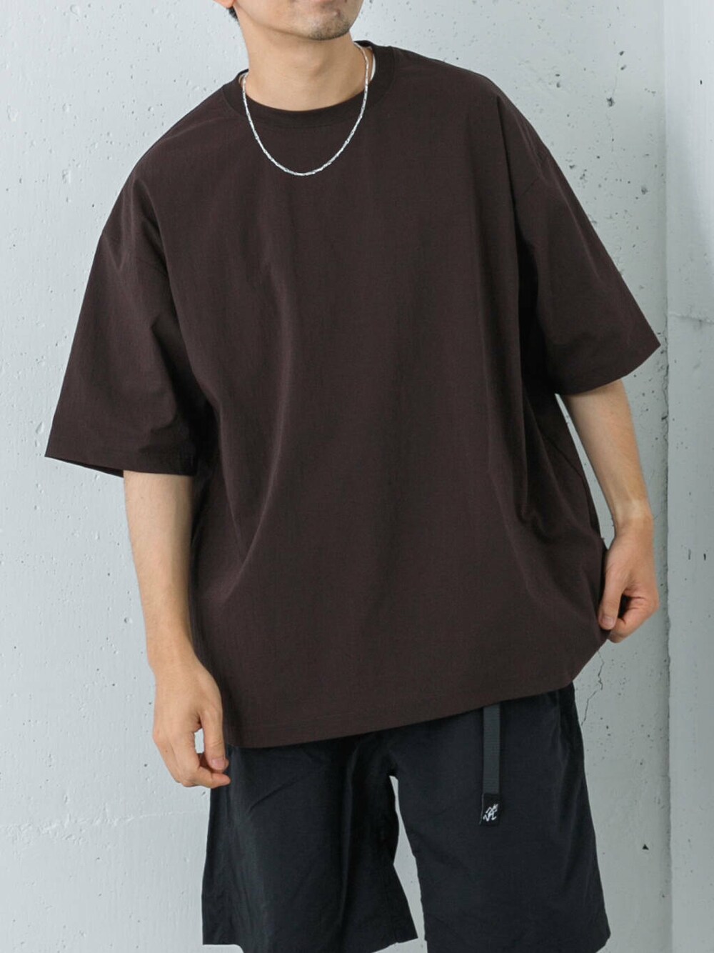 ブラック系のその他パンツ、ブラック系のスニーカー、レッド系のTシャツ/カットソーを着用したメンズの夏コーディネートの2枚目の写真