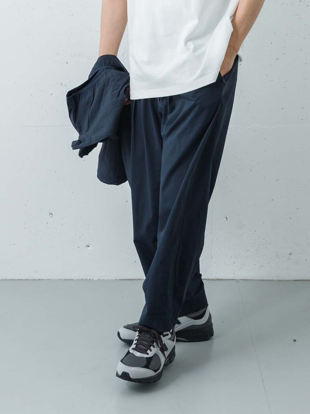 ホワイト系のTシャツ/カットソー、ブルー系のベスト、ブルー系のその他パンツを着用したメンズの春コーディネートの4枚目の写真