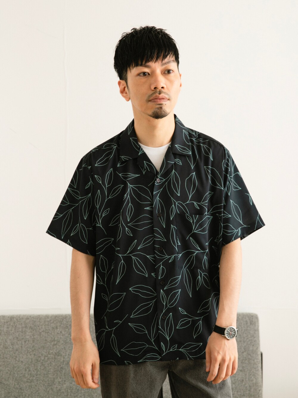 ブルー系のシャツ/ブラウス、グレー系のデニムパンツ、ホワイト系のその他を着用したメンズの春コーディネートの3枚目の写真