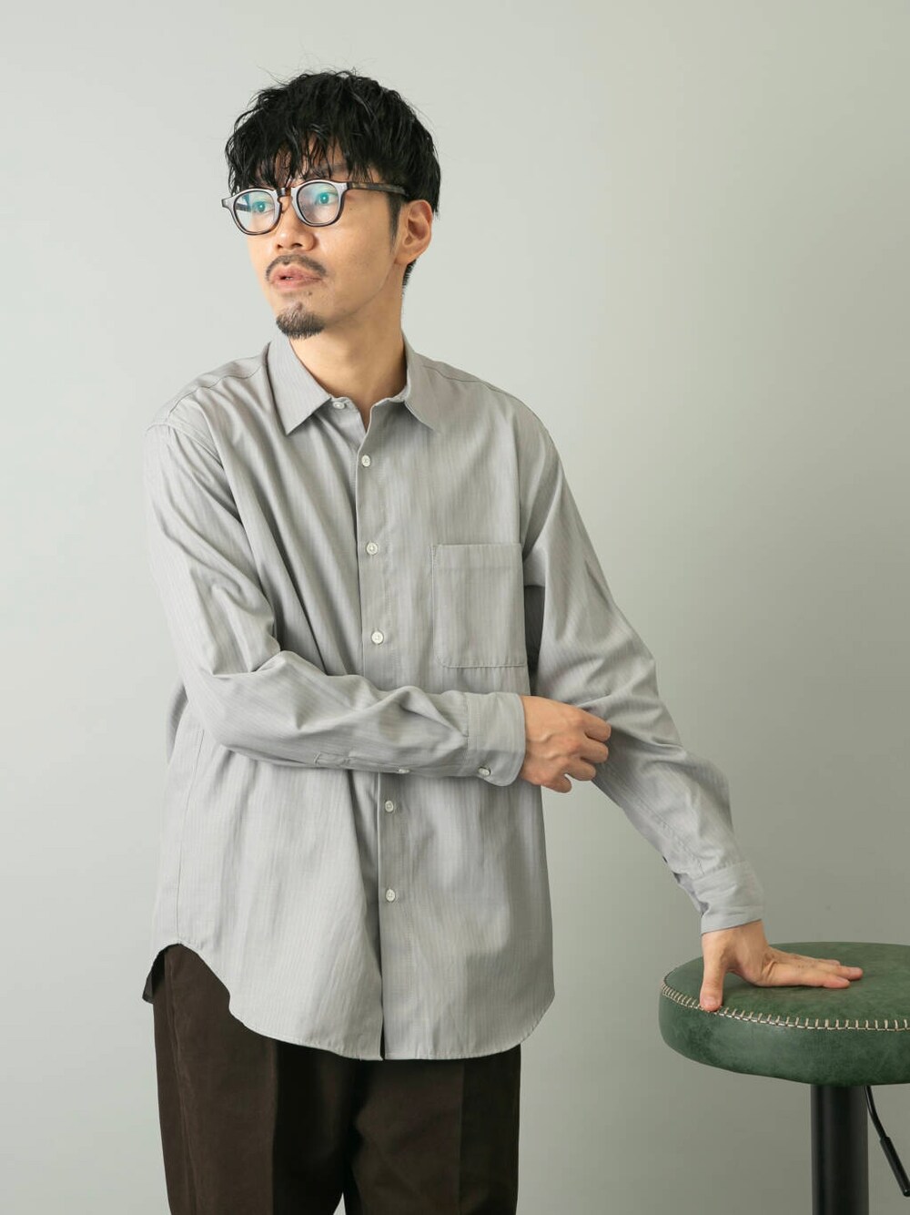 グレー系のシャツ/ブラウス、ブラウン系のその他パンツを着用したメンズの夏コーディネートの2枚目の写真