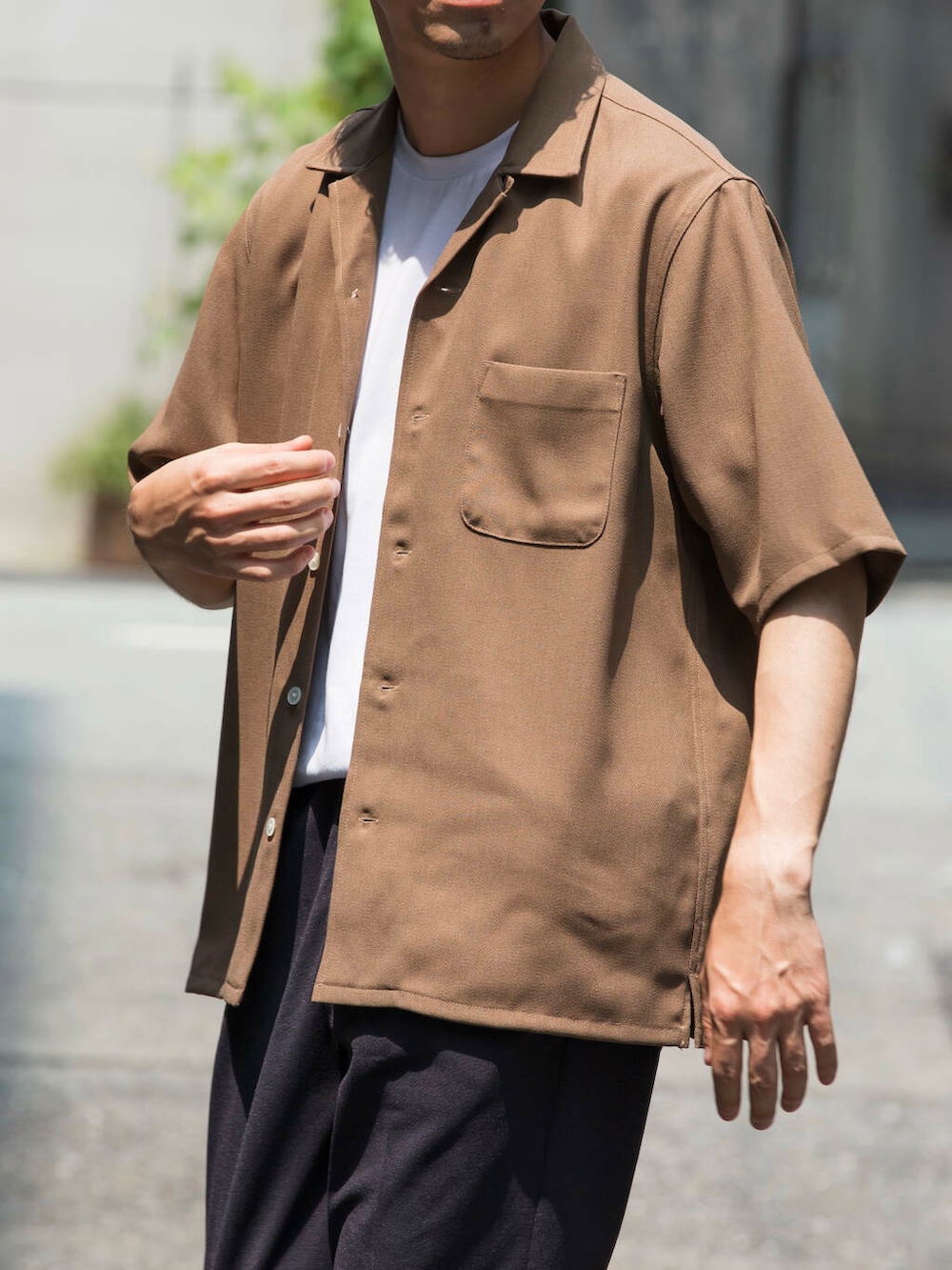 ブラウン系のシャツ/ブラウス、ブルー系のその他パンツ、ホワイト系のTシャツ/カットソーを着用したメンズの夏コーディネートの2枚目の写真