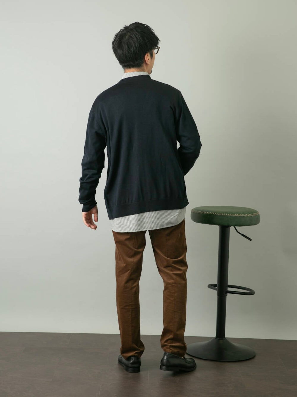 その他のシャツ/ブラウス、ブルー系のカーディガン/ボレロ、ブラウン系のその他パンツを着用したメンズの秋コーディネートの6枚目の写真