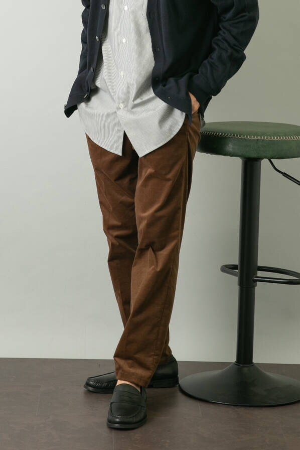 その他のシャツ/ブラウス、ブルー系のカーディガン/ボレロ、ブラウン系のその他パンツを着用したメンズの秋コーディネートの3枚目の写真