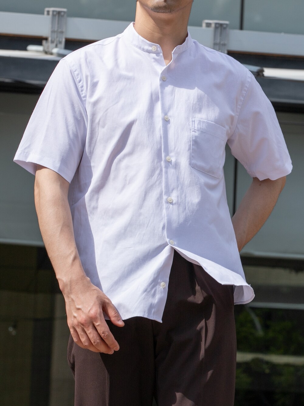 ブラウン系のその他パンツ、ホワイト系のシャツ/ブラウスを着用したメンズの春コーディネートの5枚目の写真