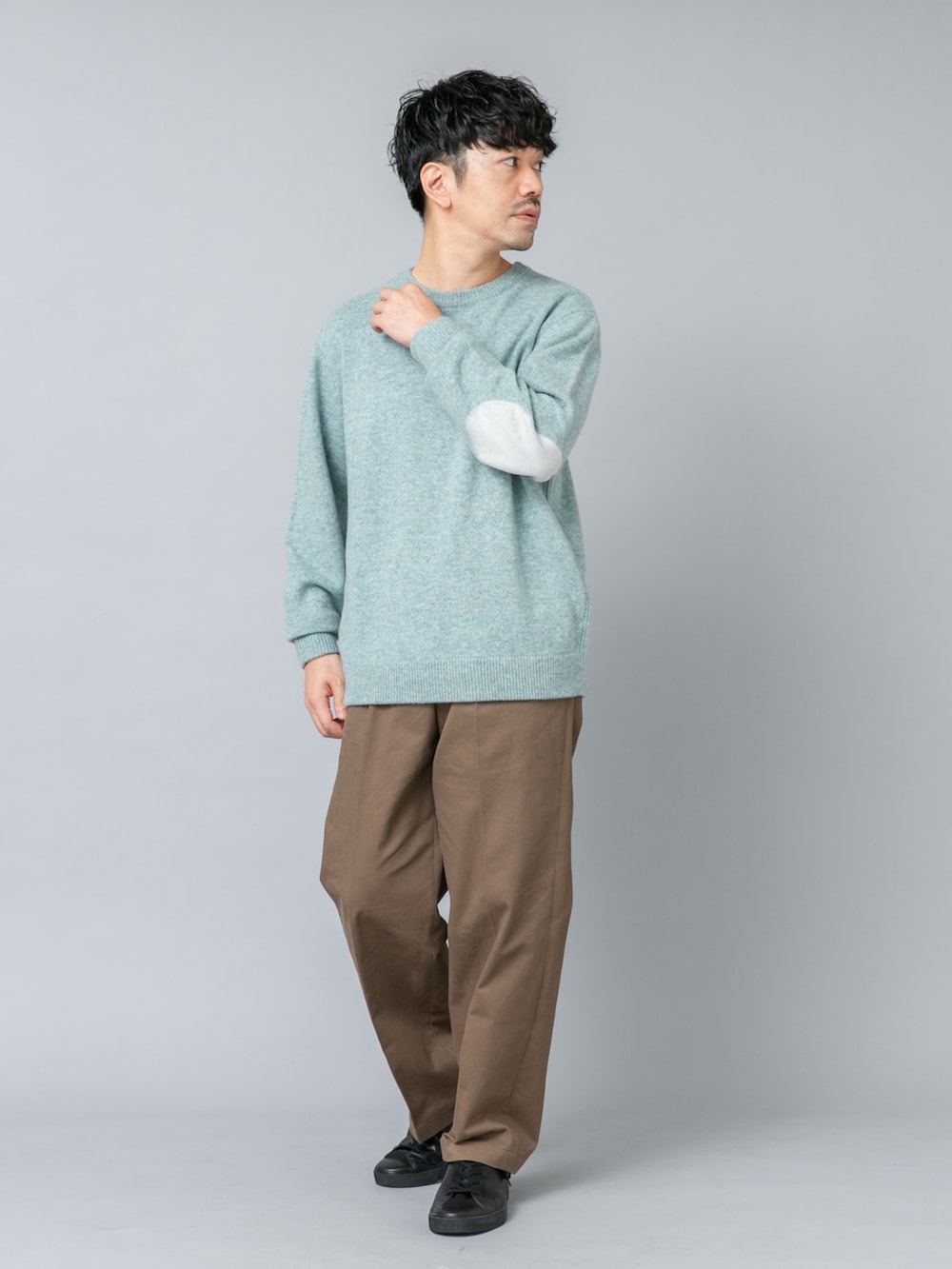 グリーン系のニット/セーター、ベージュ系のその他パンツを着用したメンズの秋コーディネートの4枚目の写真