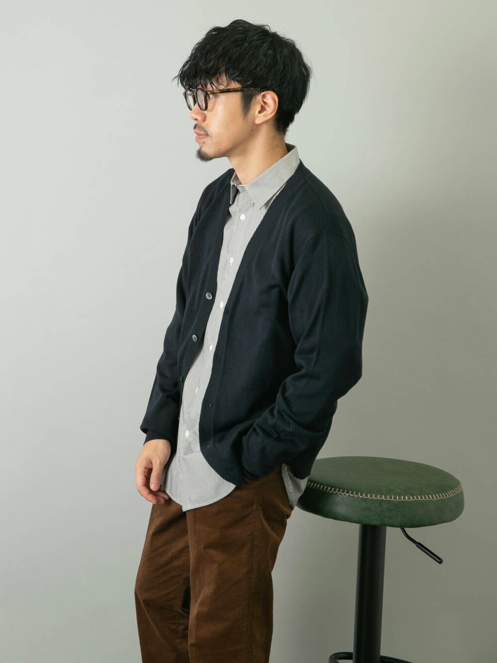 その他のシャツ/ブラウス、ブルー系のカーディガン/ボレロ、ブラウン系のその他パンツを着用したメンズの秋コーディネートの4枚目の写真