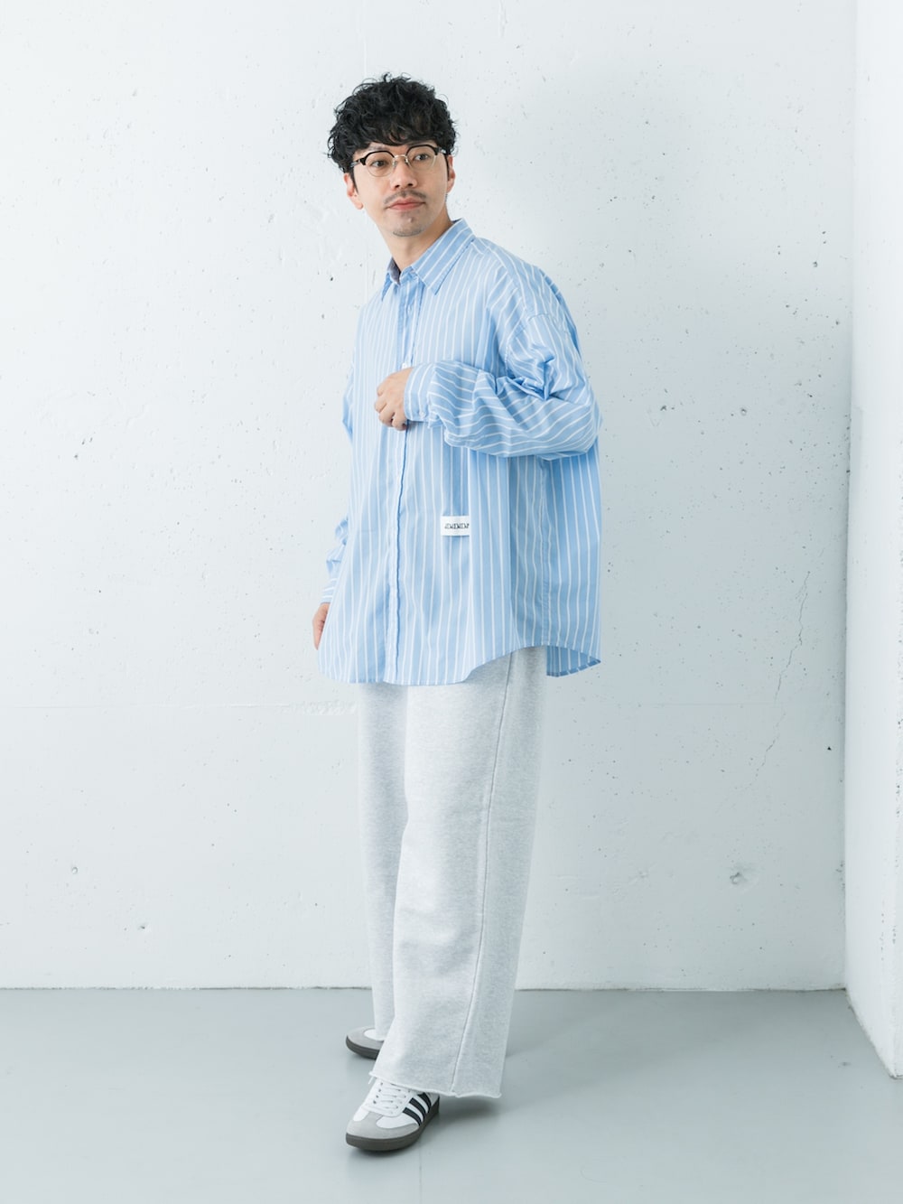 ブルー系のシャツ/ブラウス、グレー系のスウェットパンツを着用したメンズの夏コーディネートの4枚目の写真