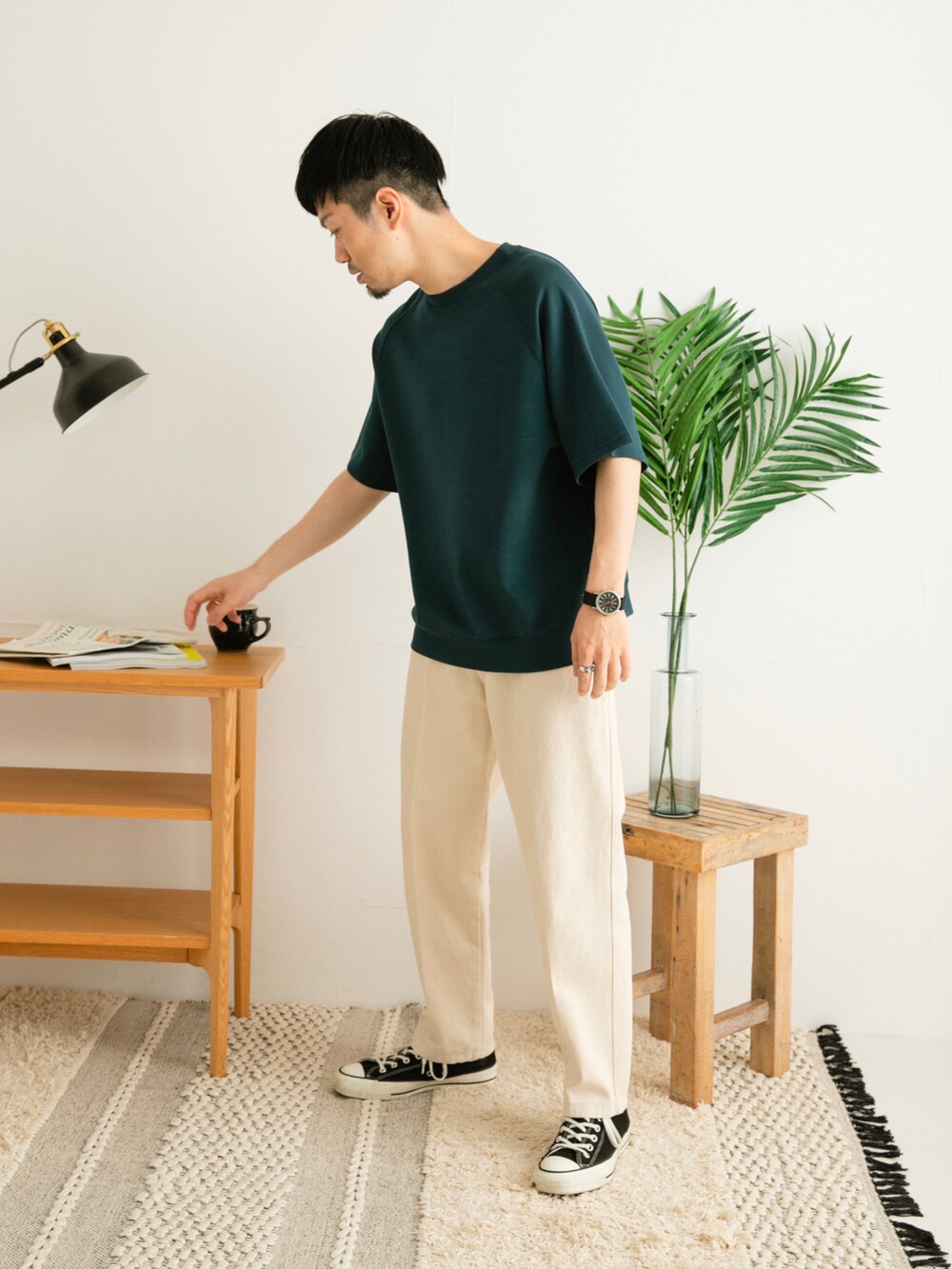 ホワイト系のデニムパンツ、ブルー系のTシャツ/カットソー、ホワイト系のその他を着用したメンズの春コーディネートの5枚目の写真