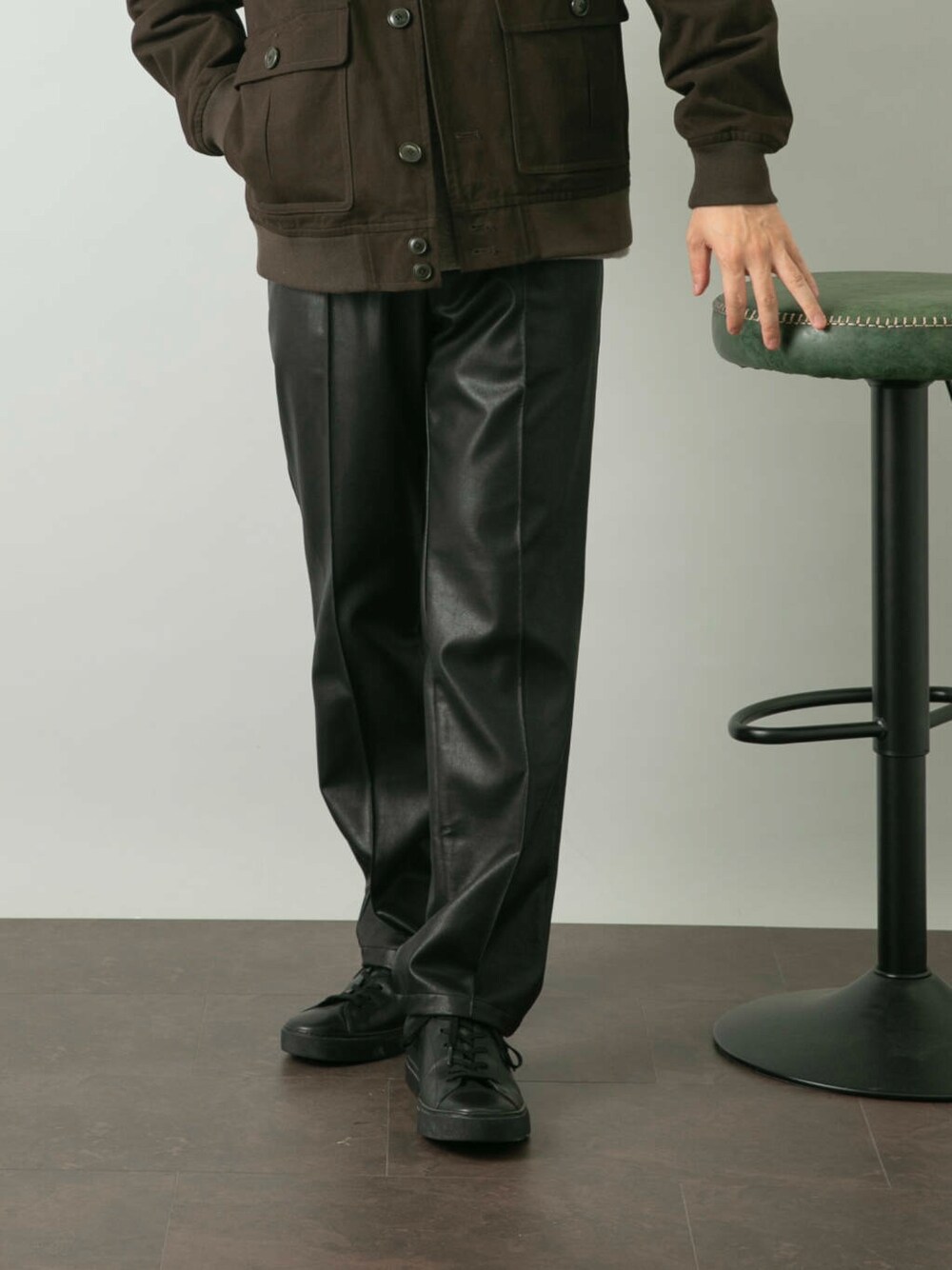 ブラック系のその他パンツ、ブラウン系のブルゾンを着用したメンズの夏コーディネートの2枚目の写真