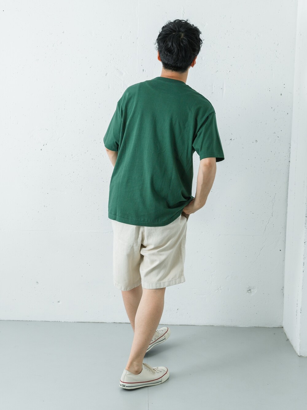 ベージュ系のその他パンツ、グリーン系のTシャツ/カットソーを着用したメンズの夏コーディネートの5枚目の写真