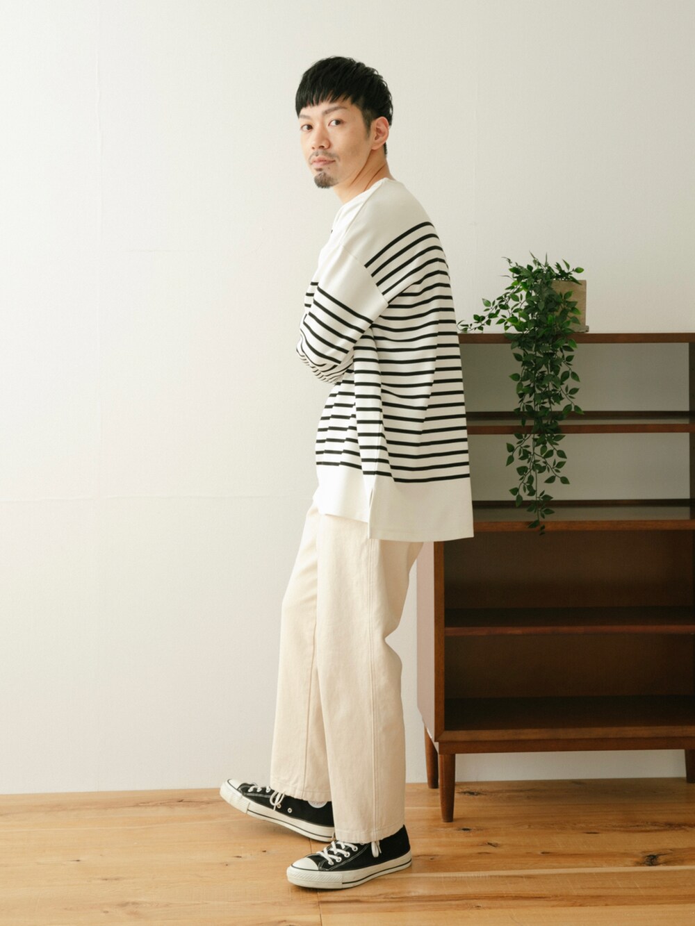 ホワイト系のデニムパンツ、ホワイト系のTシャツ/カットソー、ホワイト系のその他を着用したメンズの春コーディネートの2枚目の写真