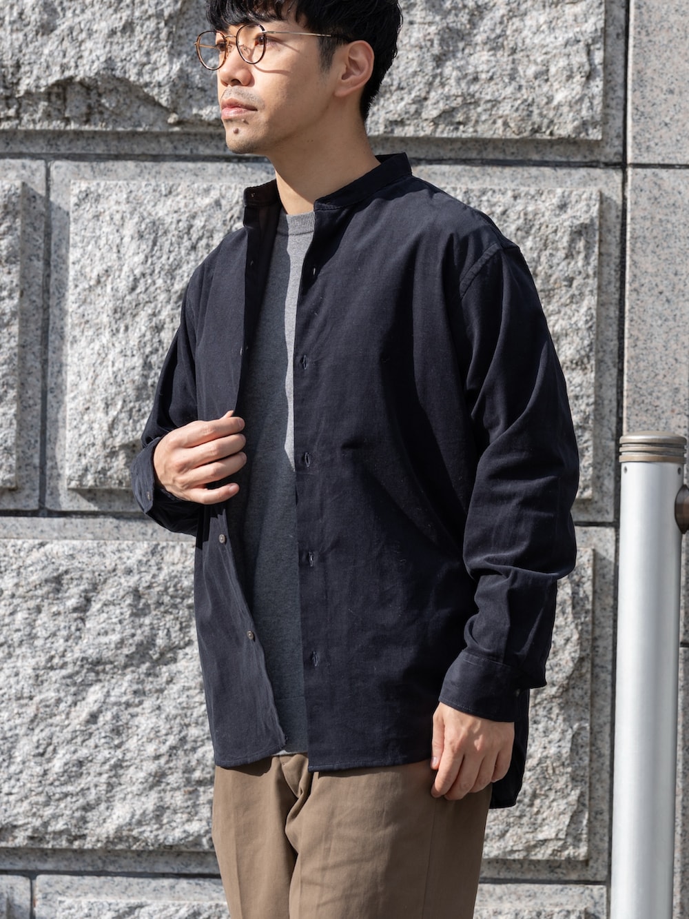 グレー系のニット/セーター、ベージュ系のその他パンツ、グレー系のシャツ/ブラウスを着用したメンズの冬コーディネートの2枚目の写真