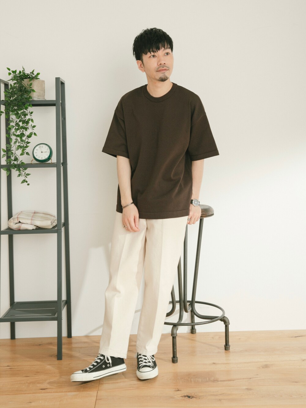 ブラウン系のニット/セーター、ホワイト系のデニムパンツ、グリーン系のその他を着用したメンズの春コーディネートの2枚目の写真