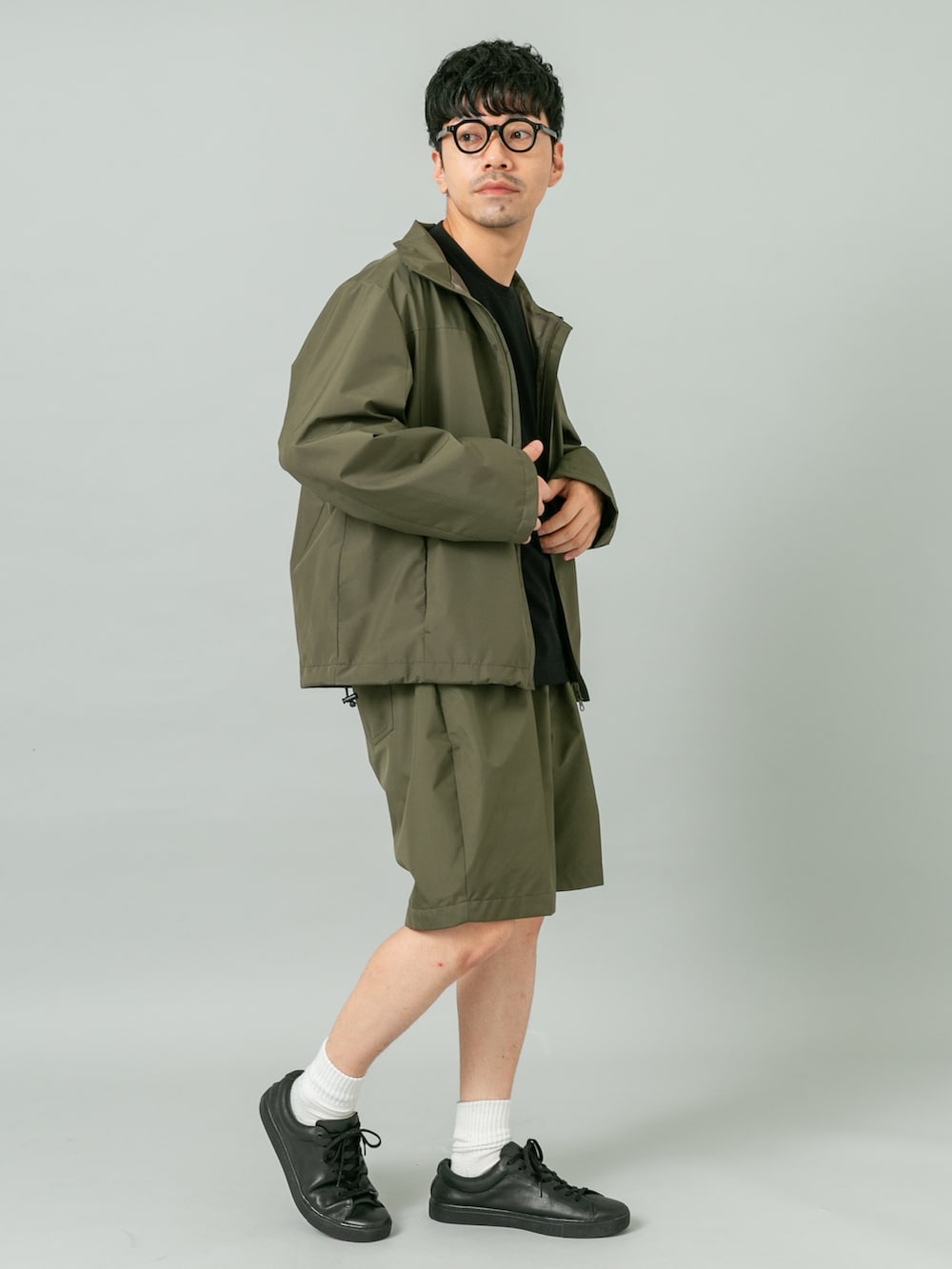 グリーン系のブルゾン、グリーン系のその他パンツを着用したメンズの冬コーディネートの4枚目の写真