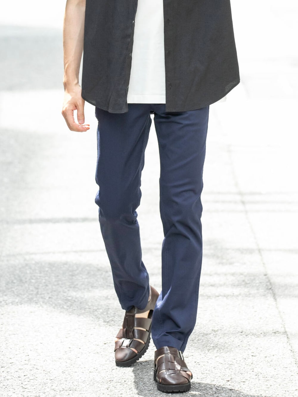 ブルー系のチノパンツ、ホワイト系のTシャツ/カットソー、ブラック系のシャツ/ブラウスを着用したメンズの春コーディネートの3枚目の写真