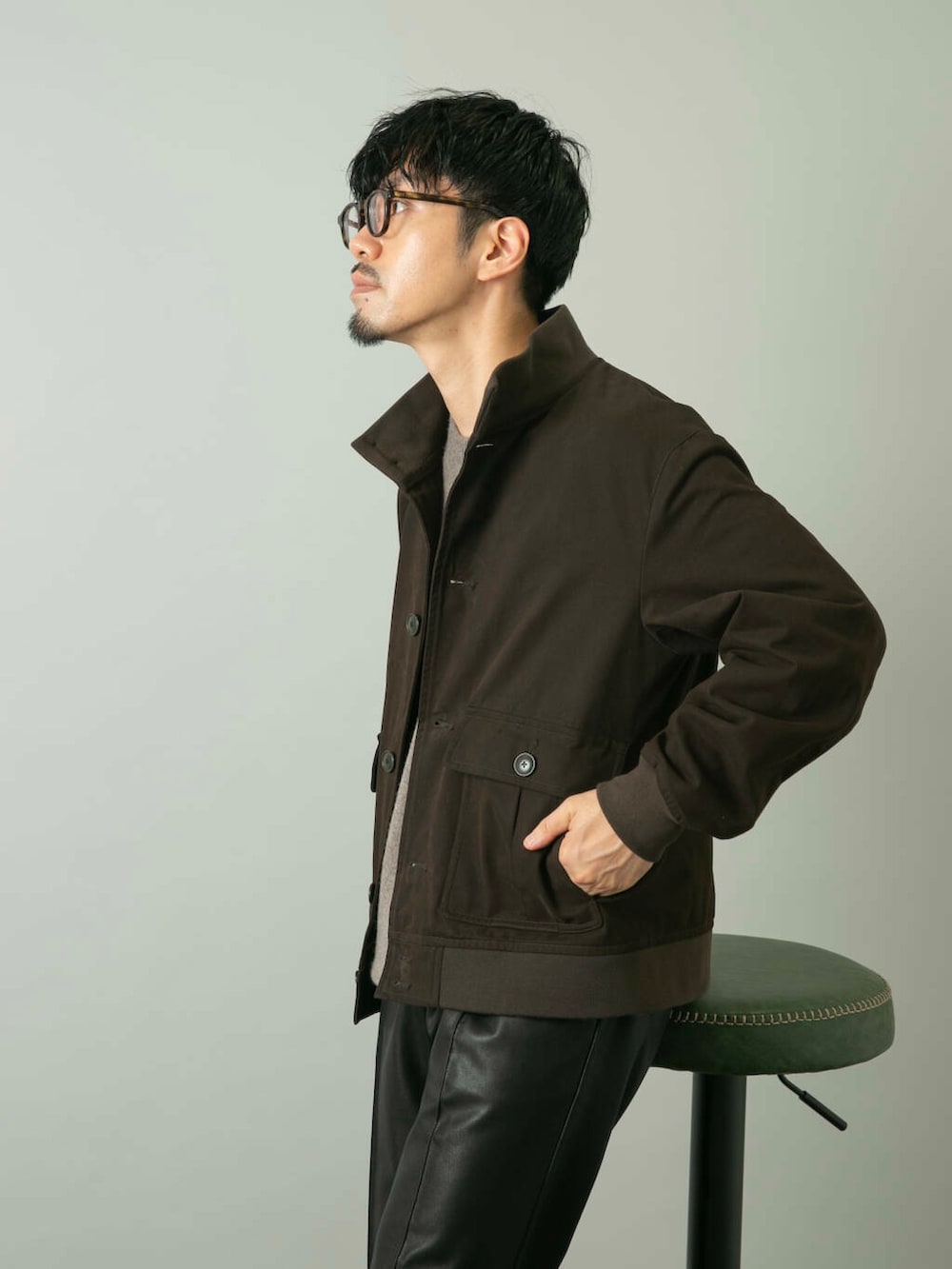 ブラック系のその他パンツ、ブラウン系のブルゾンを着用したメンズの夏コーディネートの4枚目の写真