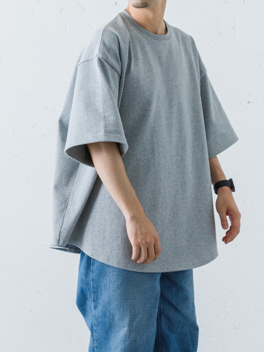 グレー系のTシャツ/カットソー、ブラック系のサンダルを着用したメンズの夏コーディネートの5枚目の写真