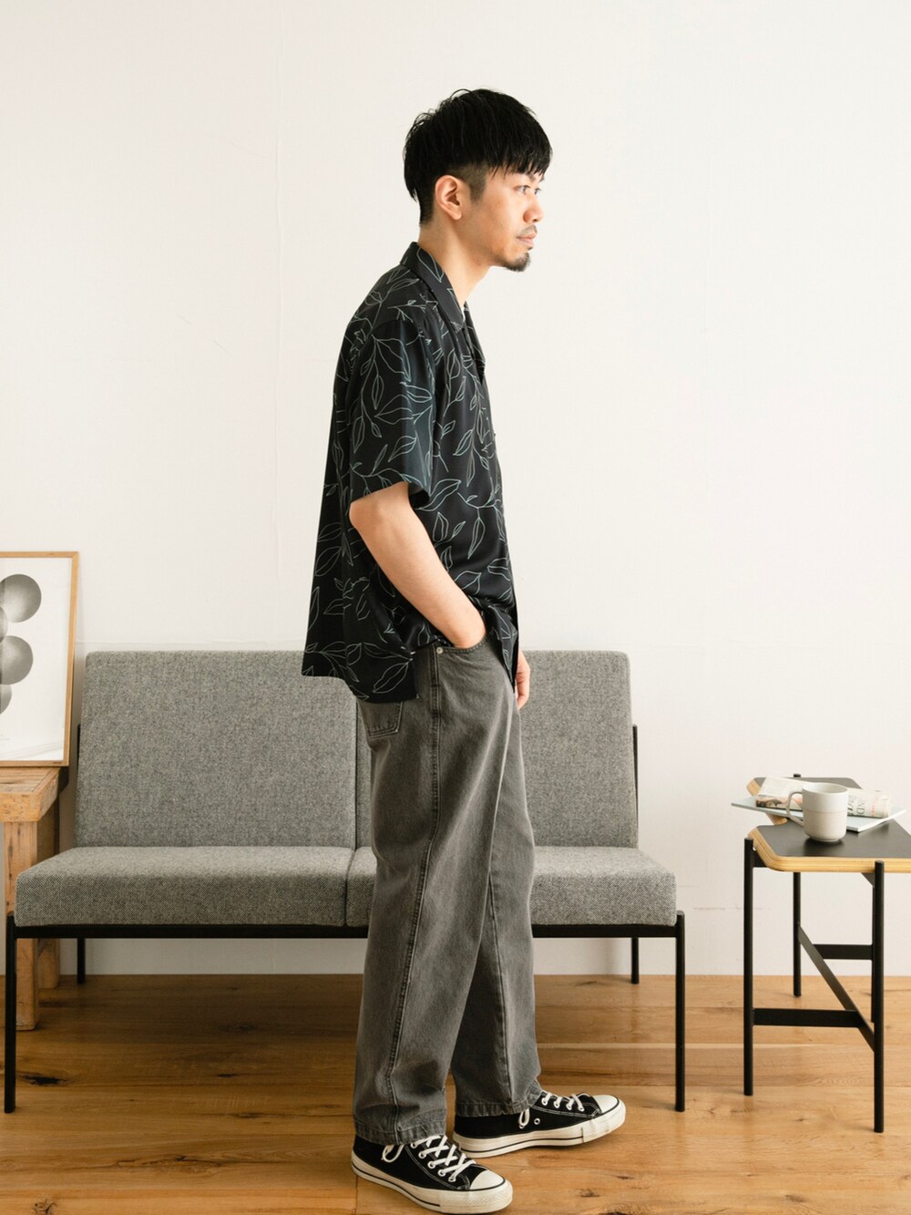 ブルー系のシャツ/ブラウス、グレー系のデニムパンツ、ホワイト系のその他を着用したメンズの春コーディネートの4枚目の写真