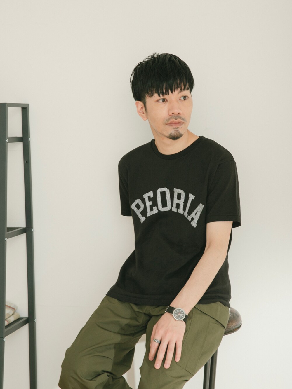 ブラック系のTシャツ/カットソー、グリーン系のカーゴパンツ、ホワイト系のその他を着用したメンズの春コーディネートの3枚目の写真