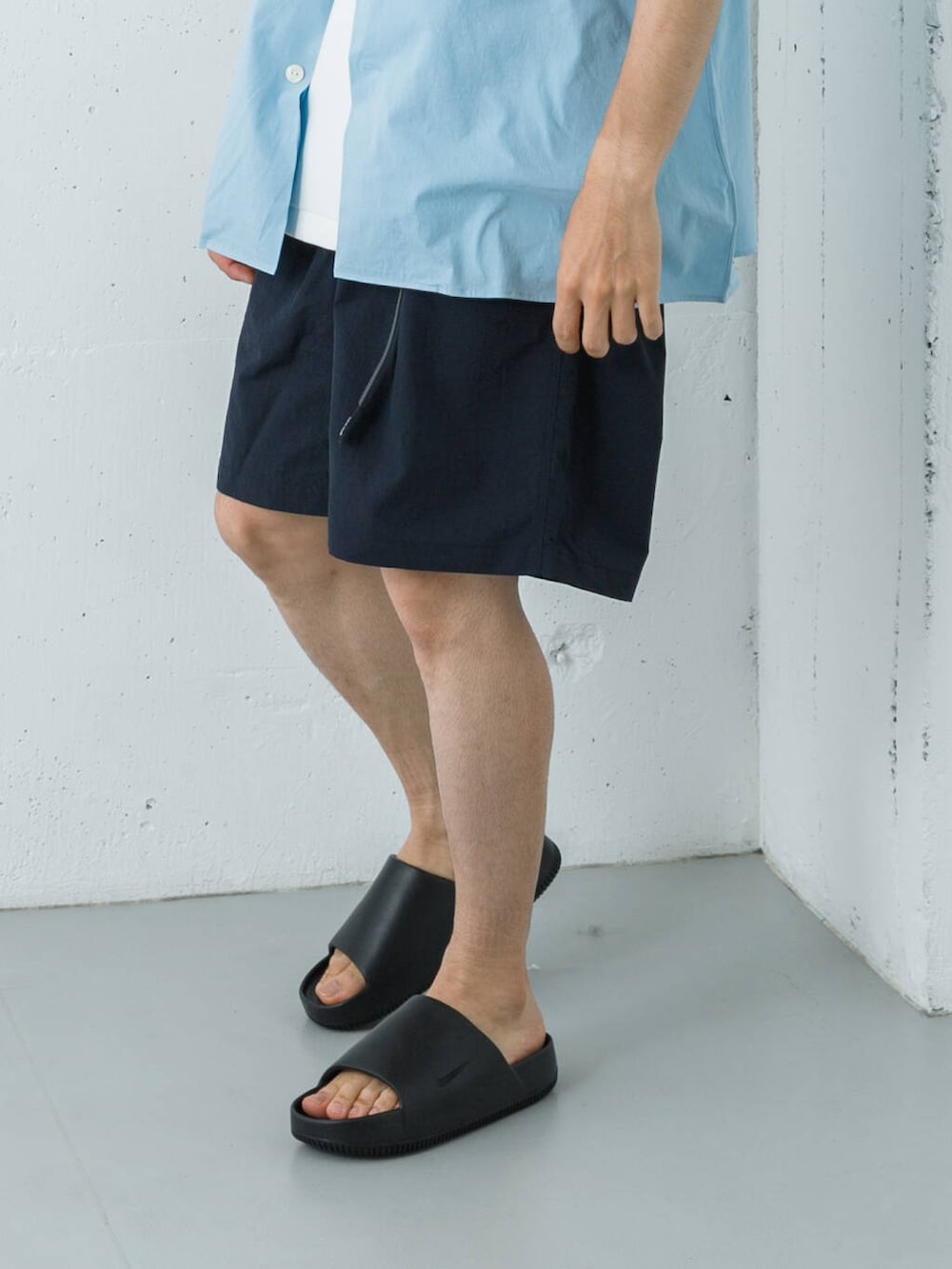 ブルー系のその他パンツ、ブラック系のサンダル、ブルー系のシャツ/ブラウスを着用したメンズの夏コーディネートの3枚目の写真