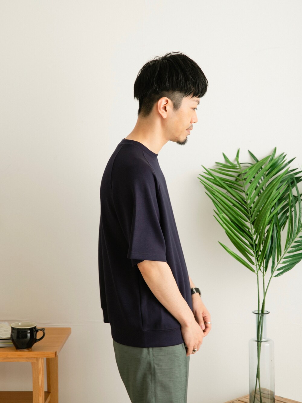 ブルー系のTシャツ/カットソー、グリーン系のスラックス、ホワイト系のその他を着用したメンズの春コーディネートの5枚目の写真