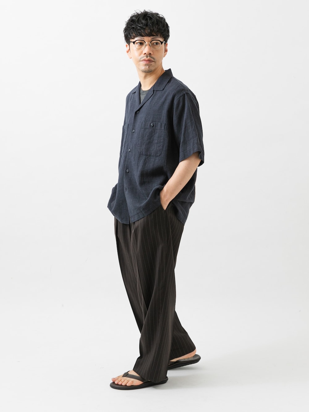 ブルー系のシャツ/ブラウス、ブラウン系のその他パンツ、ブラウン系のサンダルを着用したメンズの夏コーディネートの4枚目の写真