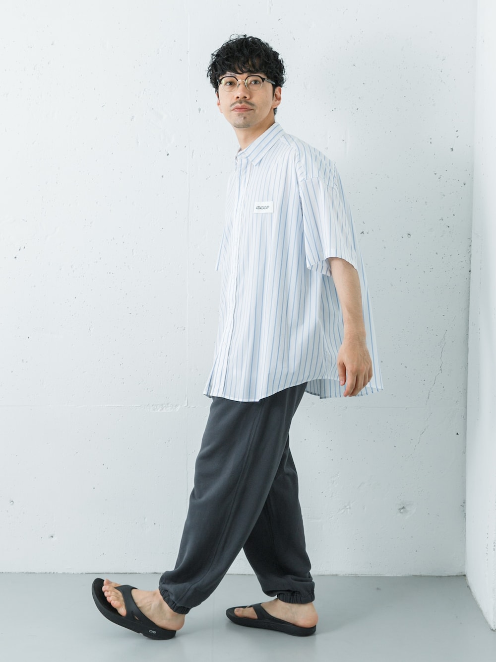 ブラック系のサンダル、グレー系のスウェットパンツ、ホワイト系のシャツ/ブラウスを着用したメンズの夏コーディネートの4枚目の写真